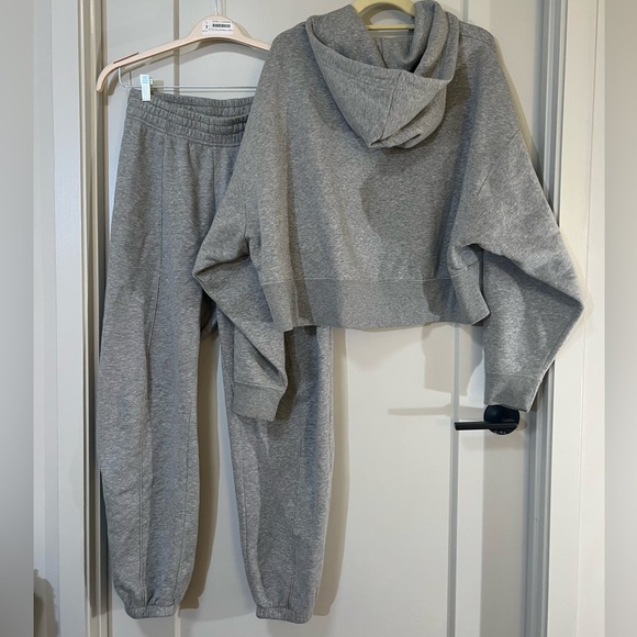 LAST CHANCE: NIKE Matching Set Cropped Hoodie and Sweatpants - Picture 3 of 7